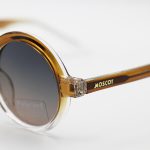 عکس از عینک آفتابی پلاریزه Moscot با فریم گرد، رنگ قهوهای، دسته سیمدار و لنز قهوهای هایلایت مدل P1206