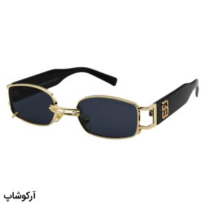 عکس از عینک آفتابی جنتل مانستر با فریم مستطیلی، رنگ طلایی، دسته مشکی و لنز دودی تیره و پیرسینگ دار مدل 8032