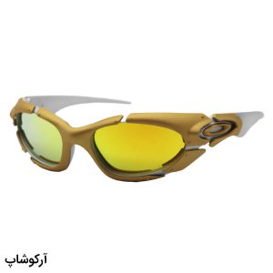 عکس از عینک آفتابی اوکلی با فریم طلایی و نقره‌ای، لنز پلاریزه، آینه‌ای و رنگ طلایی به همراه پک اصلی مدل 9367