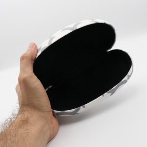 عکس از قاب عینک طرح هارد کیس، از جنس مخملی، بیضی شکل و رنگ سفید و طوسی مدل 992872