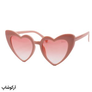 عکس از عینک دید در شب زنانه فانتزی دیور با فریم قلبی شکل، رنگ صورتی و لنز صورتی سایه روشن مدل DG370