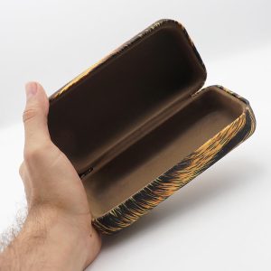 عکس از قاب عینک طرح هارد کیس، از جنس مخملی، شکل مستطیلی و رنگ مشکی و زرد مدل 992878