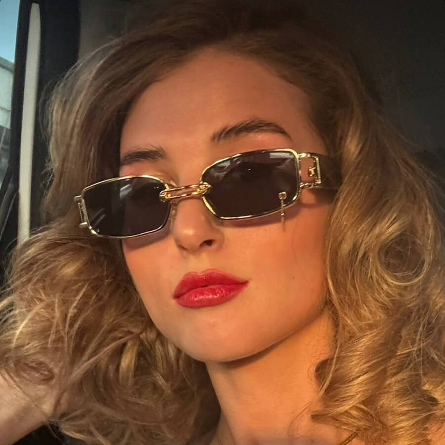 عینک آفتابی جنتل مانستر با فریم مستطیلی، رنگ طلایی، پیرسینگ دار، دسته هاوانا و لنز قهوه‌ای مدل 8032