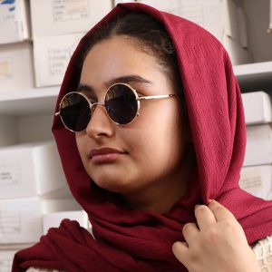 عکس از عینک آفتابی فانتزی کریستین دیور با فریم شکل گرد مدل 2290 بر روی صورت فاطمه ابراهیم زاده