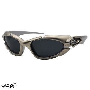 عکس از عینک آفتابی OAKLEY با فریم رنگ نقره‌ای، شکل بیضی، لنز پلاریزه و دودی تیره به همراه پک اصلی مدل 9367