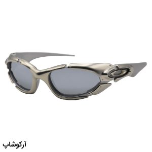 عکس از عینک آفتابی اوکلی با فریم رنگ نقره‌ای، شکل بیضی، لنز پلاریزه، جیوه‌ای و نقره‌ای به همراه پک اصلی مدل 9367