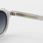 عکس از عینک آفتابی پلاریزه Moscot با فریم گرد، رنگ سفید، دسته سیمدار و لنز دودی سایه روشن مدل P1209