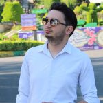 عکس از عینک آفتابی پورشه دیزاین با فریم خلبانی و دسته فنری و لنز یووی 400 مدل DS2440S بر روی صورت علی ممانی