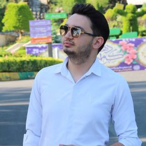 عکس از عینک آفتابی پورشه دیزاین با فریم خلبانی و دسته فنری و لنز یووی 400 مدل DS2440S بر روی صورت علی ممانی