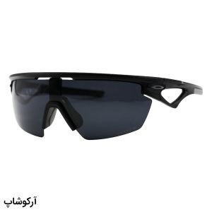 عکس از عینک ورزشی پلاریزه اوکلی با فریم مشکی مات، از جنس کائوچو و رنگ دودی تیره مدل OO9403-0336