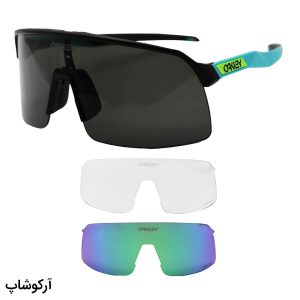 عکس از عینک ورزشی اوکلی 3 کاوره، با فریم مشکی رنگ، طرح نیم فریم، و دسته سبز فیروزه‌ای و لنز Prizm مدل OO9464-0439