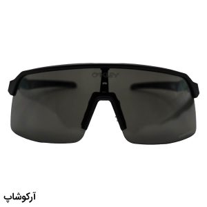 عکس از عینک ورزشی اوکلی 3 کاوره، با فریم مشکی رنگ، طرح نیم فریم، و دسته سبز فیروزه‌ای و لنز Prizm مدل OO9464-0439