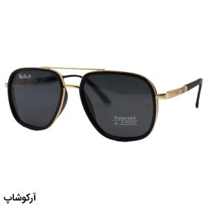 عکس از عینک آفتابی Ray-Ban با فریم مشکی و طلایی، شکل چند ضلعی، دسته فنری و لنز دودی تیره و پلاریزه مدل P9004