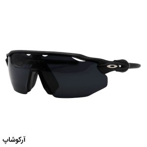 عکس از عینک ورزشی OAKLEY با فریم رنگ مشکی، بیس دار و لنز دودی تیره و پلاریزه مدل TO4928