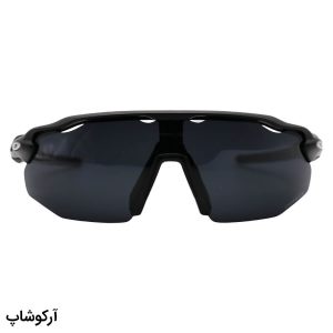 عکس از عینک ورزشی OAKLEY با فریم رنگ مشکی، بیس دار و لنز دودی تیره و پلاریزه مدل TO4928
