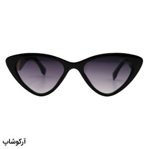 عکس از عینک آفتابی زنانه با فریم مثلثی شکل، رنگ مشکی و عدسی دودی سایه روشن برند فندی مدل 1843