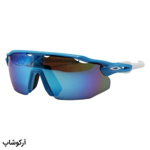 عکس از عینک ورزشی OAKLEY با فریم آبی، بیس‌دار، دسته سفید و آبی، لنز آینه‌ای، رنگ آبی و پلاریزه مدل TO4928