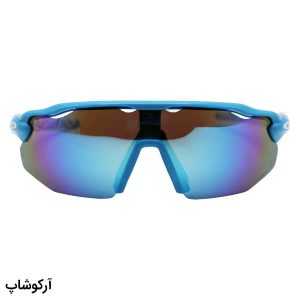 عکس از عینک ورزشی OAKLEY با فریم آبی، بیس‌دار، دسته سفید و آبی، لنز آینه‌ای، رنگ آبی و پلاریزه مدل TO4928