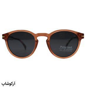 عکس از عینک آفتابی پلاریزه دیوید بکهام با فریم گرد، رنگ قهوه‌ای، دسته مشکی و صورتی و لنز دودی تیره مدل DB1111P
