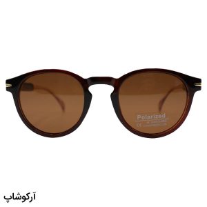 عکس از عینک آفتابی پلاریزه دیوید بکهام با فریم شکل گرد، رنگ قهوه‌ای براق و لنز قهوه‌ای تیره مدل DB1111P