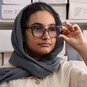 عکس از عینک طبی زنانه با فریم چشم گربه‌ای، از جنس کائوچو و لنز بلوکات و قابل تعویض مدل 28016 بر روی صورت فاطمه ابراهیم زاده