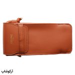 عکس از کیف اورجینال عینک برند سلین (CELINE)، از جنس چرمی، رنگ قهوهای و بند دار با تمام تجهیزات مدل 992950
