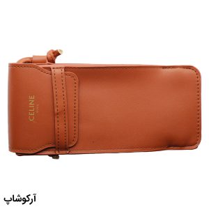 عکس از کیف اورجینال عینک برند سلین (CELINE)، از جنس چرمی، رنگ قهوه‌ای و بند دار با تمام تجهیزات مدل 992950