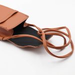 عکس از کیف اورجینال عینک برند سلین (CELINE)، از جنس چرمی، رنگ قهوهای و بند دار با تمام تجهیزات مدل 992950