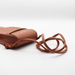 عکس از کیف اورجینال عینک برند سلین (CELINE)، از جنس چرمی، رنگ قهوهای و بند دار با تمام تجهیزات مدل 992950
