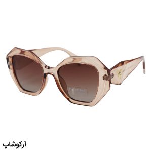 عکس از عینک آفتابی پلاریزه Prada با فریم و دسته عسلی، شکل پروانه‌ای و لنز قهوه‌ای سایه روشن مدل P8815