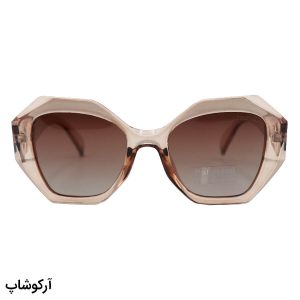 عکس از عینک آفتابی پلاریزه Prada با فریم و دسته عسلی، شکل پروانه‌ای و لنز قهوه‌ای سایه روشن مدل P8815