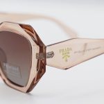 عکس از عینک آفتابی پلاریزه Prada با فریم و دسته عسلی، شکل پروانهای و لنز قهوهای سایه روشن مدل P8815