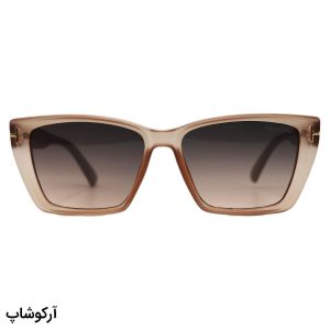 عکس از عینک آفتابی زنانه تام فورد با فریم رنگ عسلی مات، شکل چشم گربه‌ای، دسته کرمی و لنز قهوه‌ای گرادینت مدل 0920