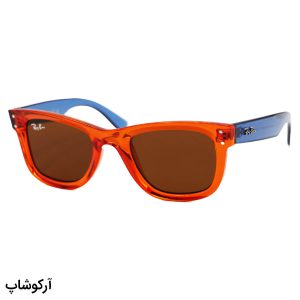 عکس از عینک آفتابی ریبن با فریم ویفرر ریورس، رنگ نارنجی، دسته آبی و لنز قهوه‌ای تیره و لولا دوبل مدل RB R0502S