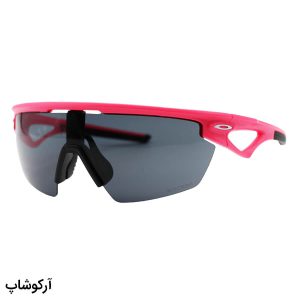 عکس از عینک ورزشی OAKLEY با فریم صورتی مات، از جنس کائوچو و رنگ دودی تیره مدل OO9403-0336