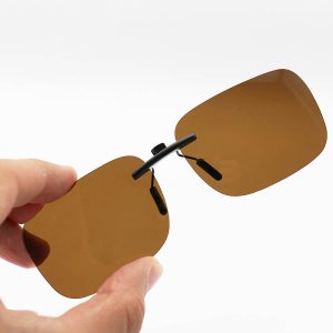 عکس از کاور گیره دار لنز عینک طبی با رنگ قهوه‌ای، پلاریزه و شکل مستطیلی و گیره فلزی مدل 992921