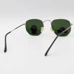 عکس از عینک آفتابی Ray-Ban با فریم رنگ نقرهای، شکل چندضلعی و لنز سبز تیره و جنس سنگ مدل 3548