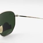 عکس از عینک آفتابی Ray-Ban با فریم رنگ نقرهای، شکل چندضلعی و لنز سبز تیره و جنس سنگ مدل 3548