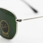 عکس از عینک آفتابی Ray-Ban با فریم رنگ نقرهای، شکل چندضلعی و لنز سبز تیره و جنس سنگ مدل 3548