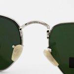 عکس از عینک آفتابی Ray-Ban با فریم رنگ نقرهای، شکل چندضلعی و لنز سبز تیره و جنس سنگ مدل 3548