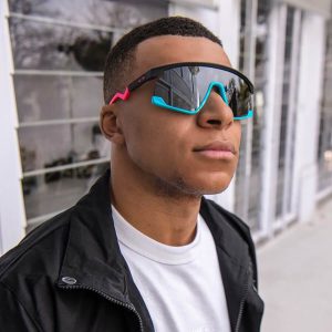 عکس از عینک ورزشی اوکلی مدل wt2958 بر روی صورت امباپه