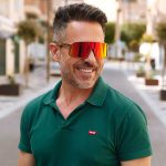 عکس از عینک ورزشی OAKLEY با فریم کائوچو و تجهیزات کامل مدل OO9406-0137 بر روی صورت مدل