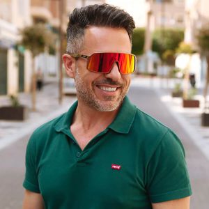 عکس از عینک ورزشی OAKLEY با فریم کائوچو و تجهیزات کامل مدل OO9406-0137 بر روی صورت مدل