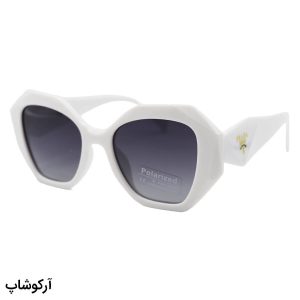 عکس از عینک آفتابی پلاریزه پرادا با فریم و دسته سفید، شکل پروانه‌ای و لنز دودی سایه روشن مدل P8815