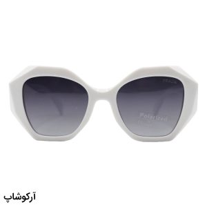 عکس از عینک آفتابی پلاریزه پرادا با فریم و دسته سفید، شکل پروانه‌ای و لنز دودی سایه روشن مدل P8815
