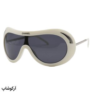 عکس از عینک آفتابی زنانه فانتزی Chanel با فریم سفید رنگ، شکل بیضی، بیس‌دار و لنز دودی تیره مدل 8201