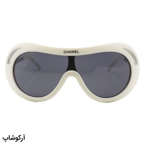 عکس از عینک آفتابی زنانه فانتزی Chanel با فریم سفید رنگ، شکل بیضی، بیس‌دار و لنز دودی تیره مدل 8201