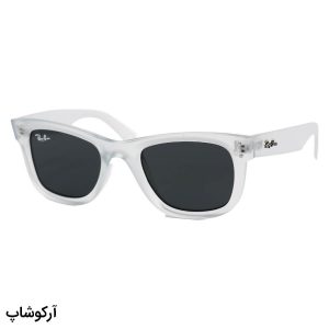 عکس از عینک آفتابی ریبن با فریم ویفرر ریورس، رنگ سفید یخی و لنز رنگ دودی تیره و لولا دوبل مدل RB R0502S