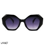 عکس از عینک آفتابی زنانه پرادا با فریم مشکی رنگ، شکل پروانه‌ای و لنز دودی سایه روشن مدل 6086