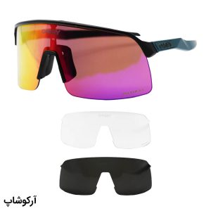 عکس از عینک ورزشی اوکلی 3 کاوره، با فریم مشکی رنگ، طرح نیم فریم، و دسته سبز تیره و لنز Prizm مدل OO9464-0539